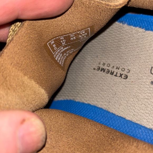 Clarks Men\'s Light Brown Suede Chukka Boots